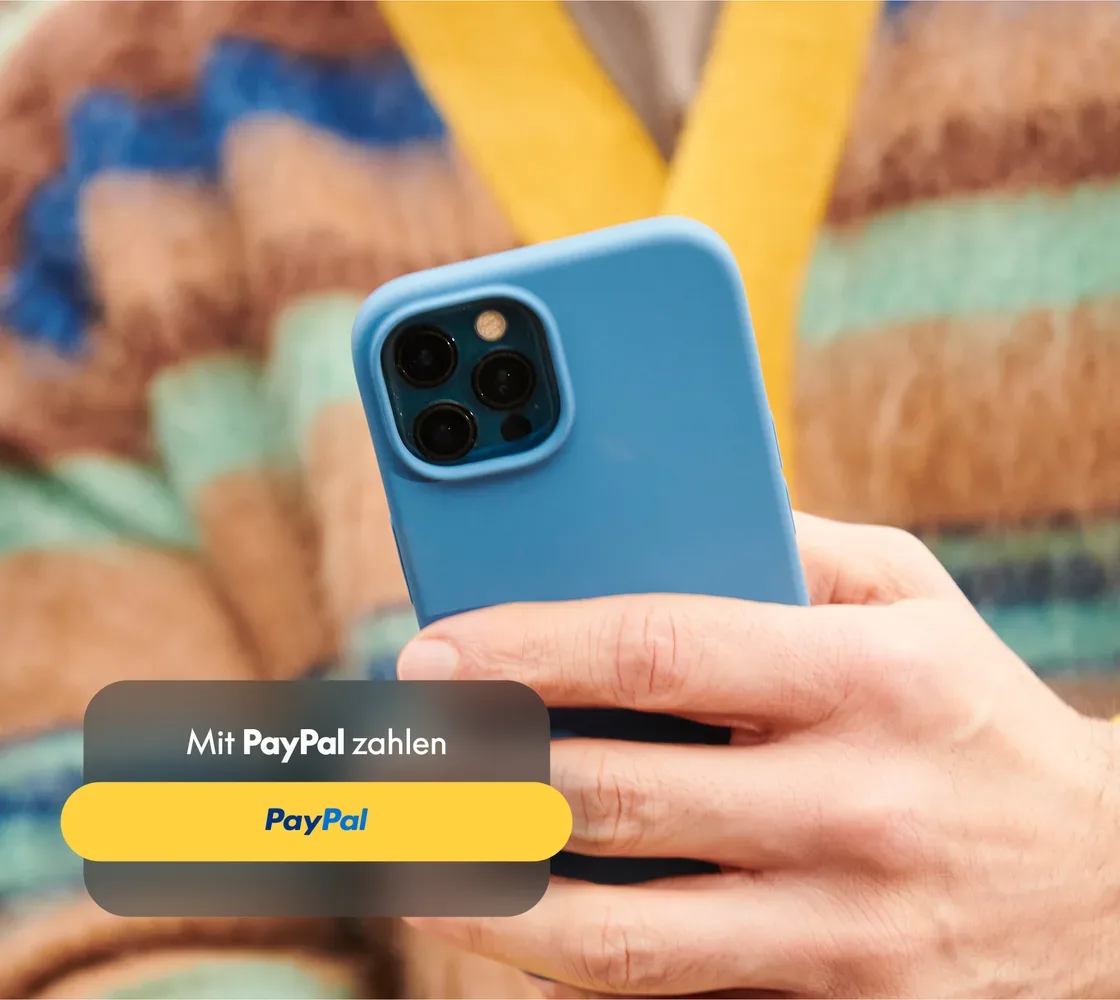 Hand hält ein Smartphone, darauf die Schaltfläche „Mit PayPal zahlen“